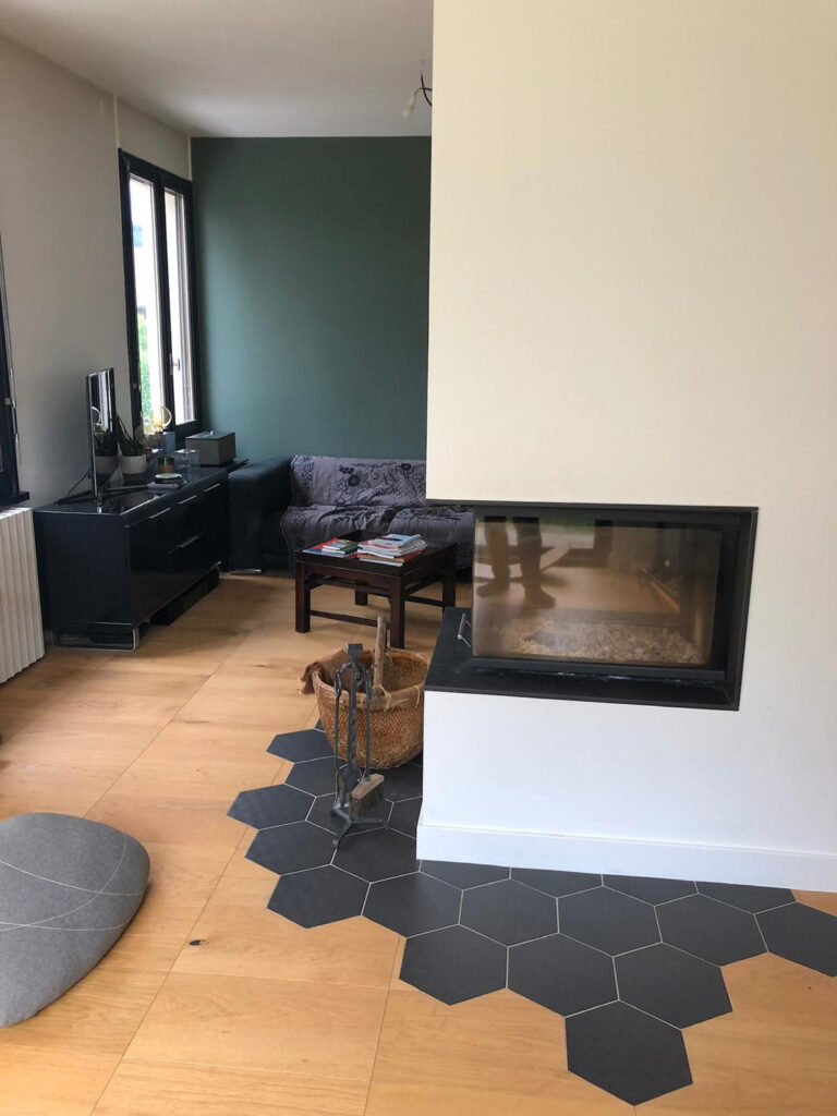 Salon moderne avec cheminée et mobilier rénové par Neolac à Annecy